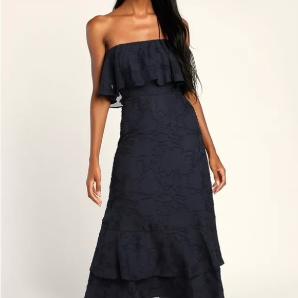 Lulu's Love You So Truly White Dress Burnout Flowers medium NWT
Strapless Midi - Picture 12 of 14